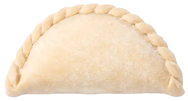 Empanadilla cruda con repulgue, lista para hornear.